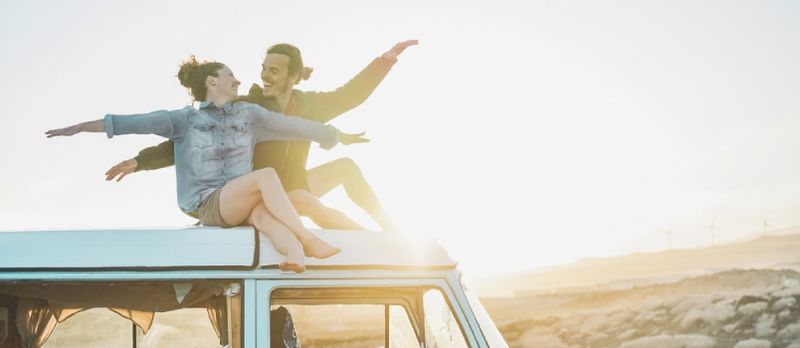 Homem e mulher desfrutando de um fim de semana juntos em uma caravana