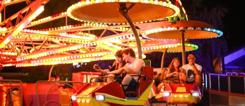 Homem e mulher em um passeio em um parque de diversões