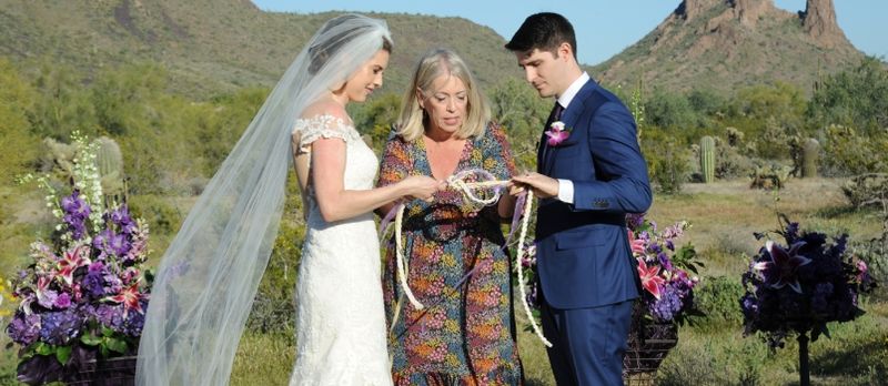 Recepção de casamento dos noivos no quintal