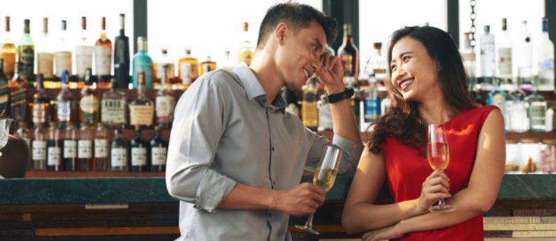 Homens e mulheres no namoro sorrindo e se comunicando juntos