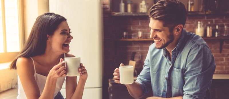 Tow Jong Paartjie Kommunikeer Saam By Die Huis Met Koffie