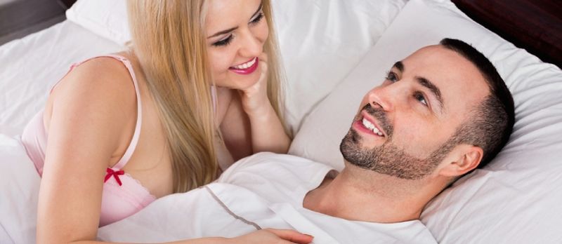 מזל positive יונג פּאָר פּאָוזינג אין משפּחה בעט און סמיילינג