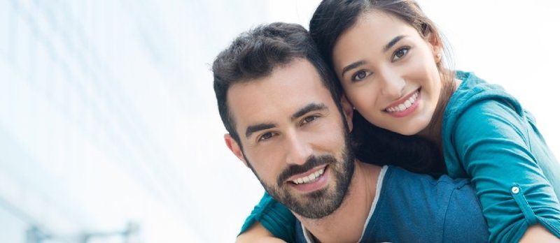 Homens e mulheres felizes sorrindo, mulheres deitadas sobre os homens