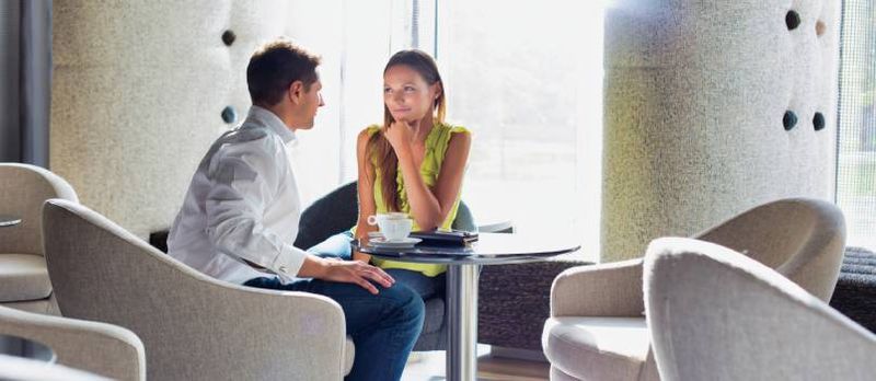 Pareja en una cita en la cafetería