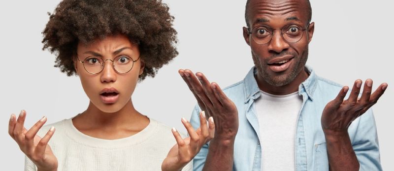 Gesturi de cuplu afro-americane confuze împreună cu nedumerire