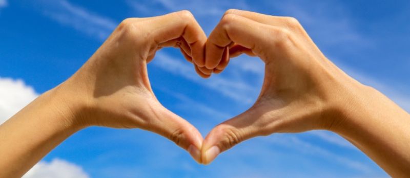 Nærbilde 2 hender Lag hjerteform Solfylt Lys blå himmel i bakgrunnen Konsept av god kjærlighet Valentine Positiv emosjonell og mental tilstand Mellommenneskelig forhold