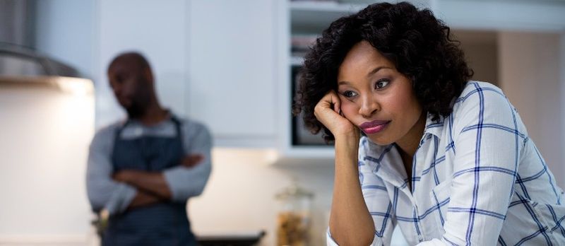 Couple triste dans la cuisine à la maison