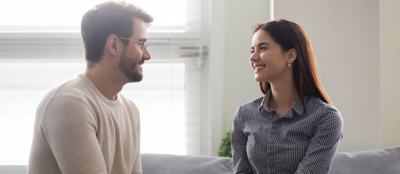 סמיילינג ראָמאַנטיש פּאָר הנאה צייט צוזאַמען. שיין משפּחה האָבן שפּאַס צייט און הנאה ראָמאַנטיש פאַרווייַלונג