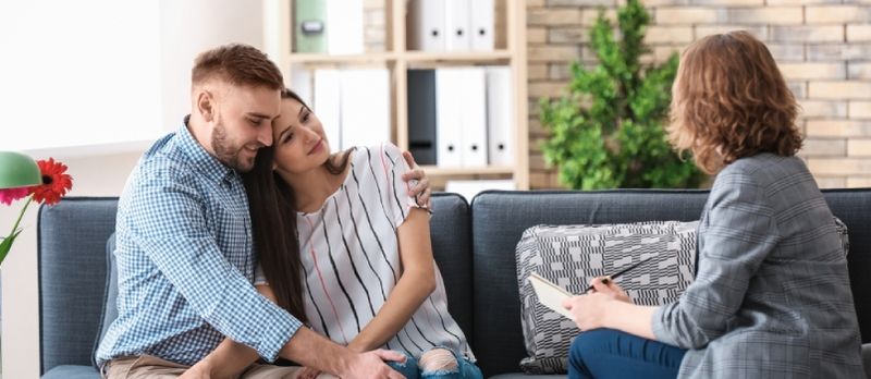 פּסיטשאָלאָגיסט ארבעטן מיט כאַסענע פּאָר אין אָפיס