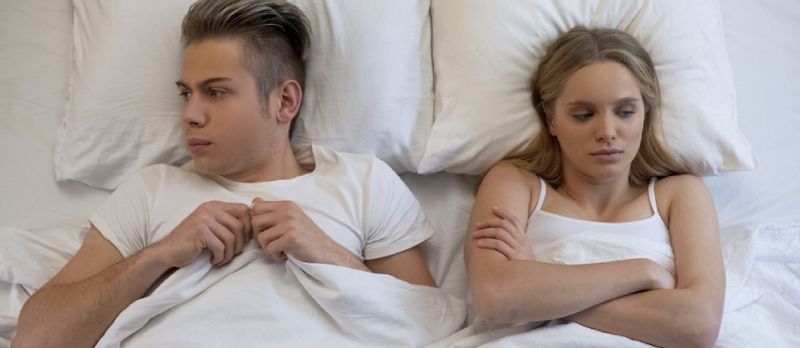 Mlada žena izgleda nezadovoljno prvim seksualnim iskustvom, posramljenim dečkom