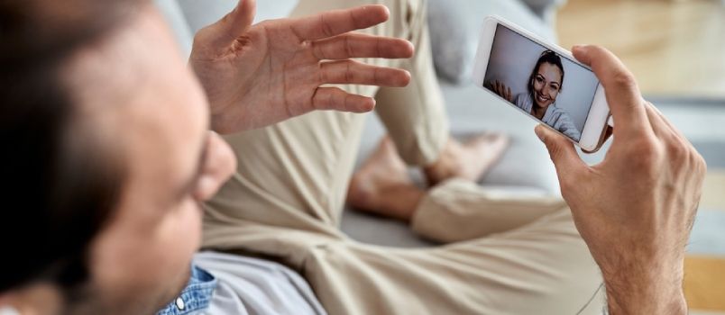 Smartfon üzərində Video Zəng Edən Xoşbəxt Cütlüyün Yaxın Qadını Ekrana Qadına Odaklayan Qadınlar