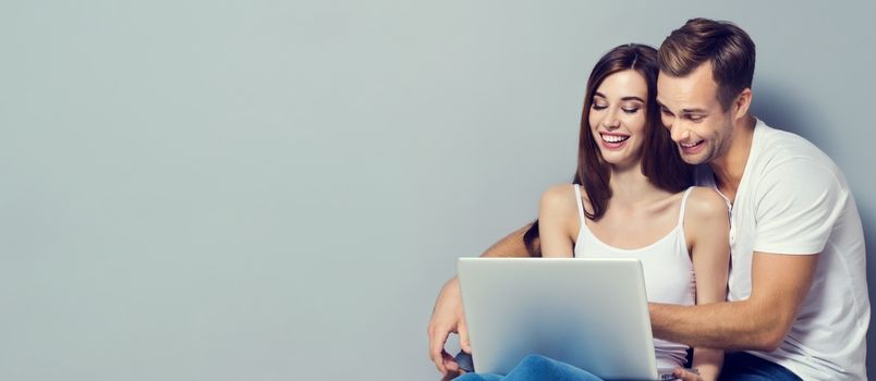 Grey Chillout Fonlu Laptop Gülüş Üzünü istifadə edən möhtəşəm cütlük