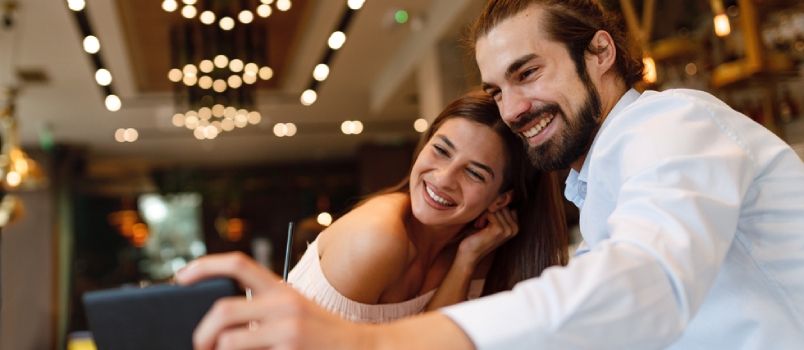 Tarixdə Bir Qəhvəxanada Selfie çəkən Gənc Xoşbəxt Cütlük