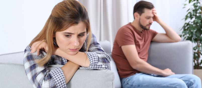 Пар који се игнорише након свађе у дневној соби
