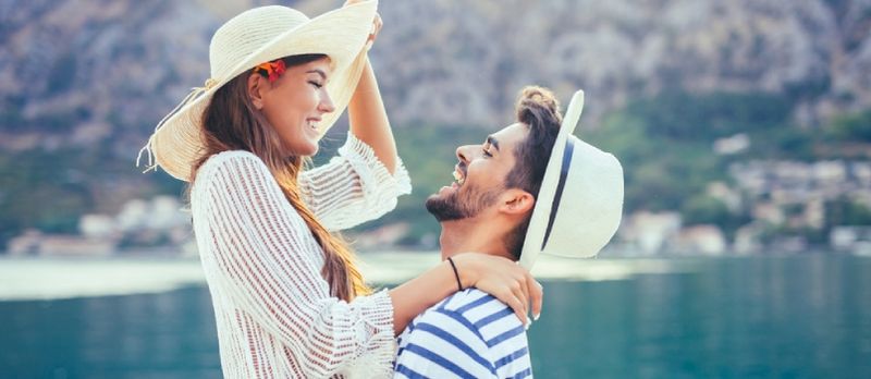 יונגע אַטראַקטיוו מענטשן און וואָמען הנאה האָניק - כוידעש יאַזדע