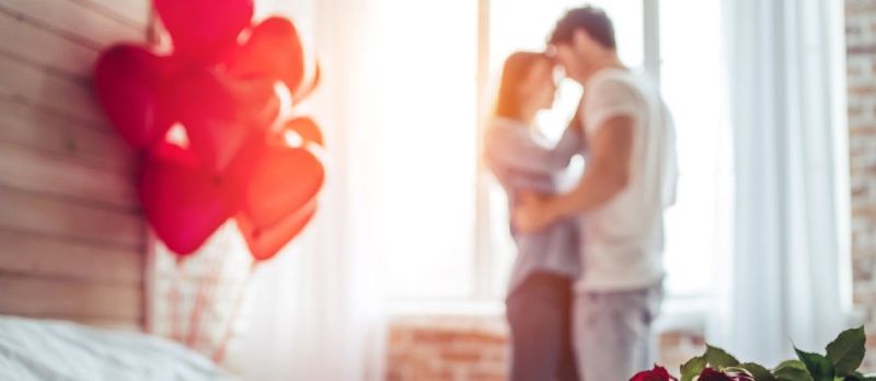 İsti hava balonu ilə otaqda bir yerdə qucaqlaşan sevən cütlük