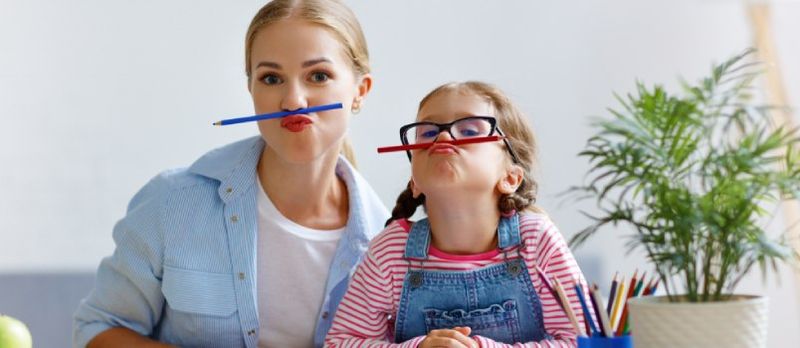 Kako se ekstrovertni roditelji mogu nositi sa introvertnim blizancima