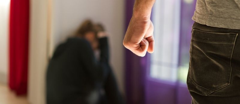 Homem espancando sua esposa ilustrando violência doméstica
